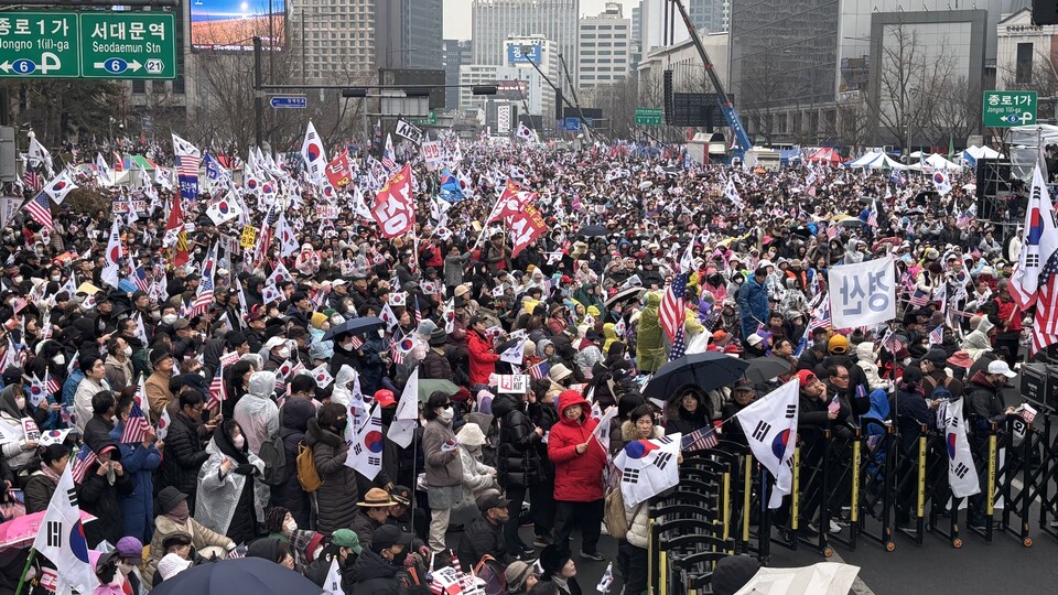 Manifestation à Gwanghwamun : des sympathisants du président Yoon Suk-yeol s’opposent à une éventuelle destitution